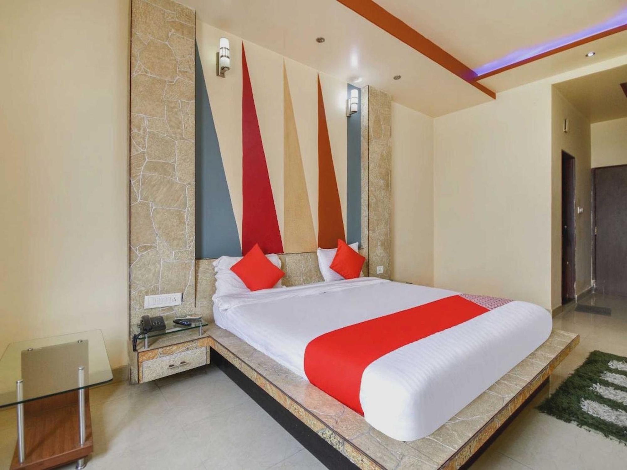 Collection O R Hotel